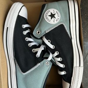 Men’s size 10 women’s size 12 Converse Chuck Taylor All Star High Street mid